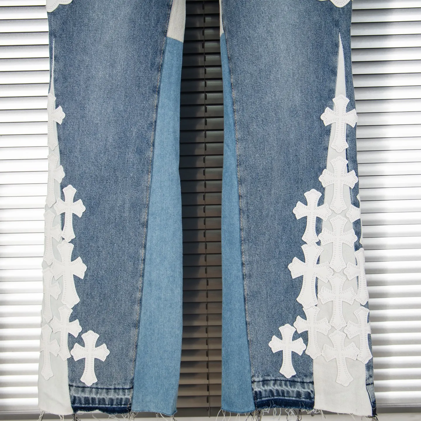 P240 Chrome Hearts Gallery co-branded limited-edition cross-flared flared jeans are a hot item this season and are sought after by countless celebrities and fashionistas. The neat details of the cutting process add color to the playful fashion! The neat and meticulous design, and the well-fitting structure is unique. The upper body not only has outstanding recognition, but also looks younger and younger. A style with the ultimate wearing meaning and performance, gorgeous color matching, and the craftsmanship of this style is also extremely extraordinary. After the finished product is washed, it is disassembled and hand-made with sheepskin cross leather and then spliced ​​together to complete. The whole piece has too many craftsmanship to describe. It is decorated with patchwork cross flowers and high-waisted washed jeans! ! Absolutely high-end luxury product, a god-level single product, a super popular product, made by top heavy industry, a magic weapon that cannot be missed to hit the streets. Style number: 1843 Size: 28 30 32 34 36 Color: blue